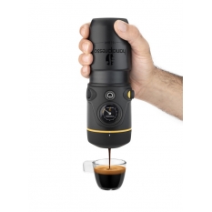 Simple y fácil de usar!! Sólo tienes que conectar la máquina de café en el encendedor de 12V, añadirle agua y una cápsula monodosis de tu café favorito (cápsulas E.S.E. ). A continuación, pulsar el botón, esperar a los 3 pitidos y el café espresso estará 
